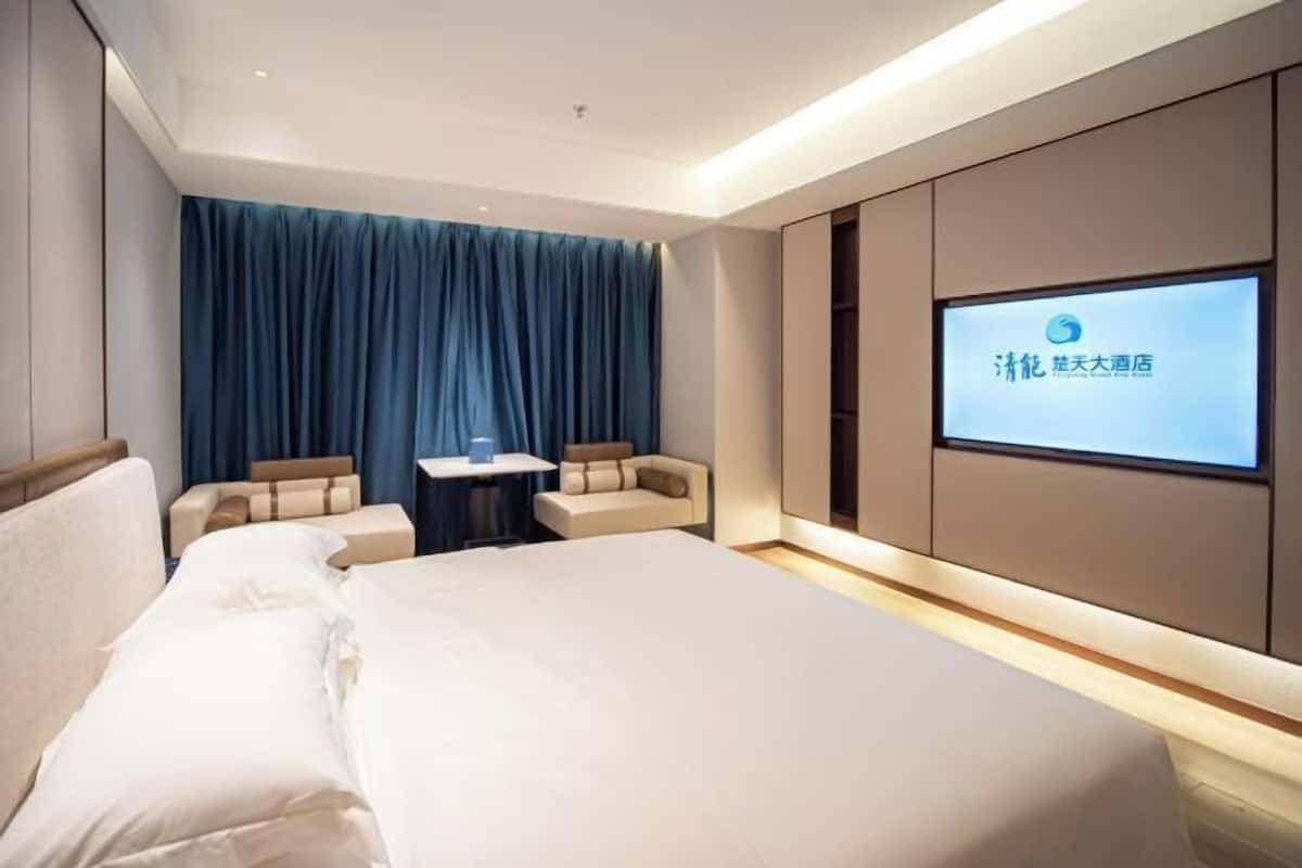 Minibar, in-room safe, free WiFi