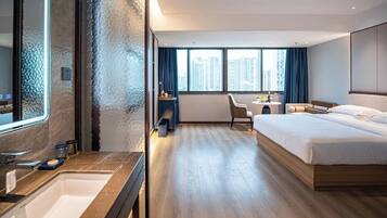 Minibar, in-room safe, free WiFi