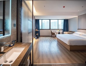 Minibar, in-room safe, free WiFi
