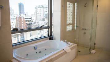 Master Suite | Bathroom | Deep soaking tub, rainfall showerhead, free toiletries, hair dryer