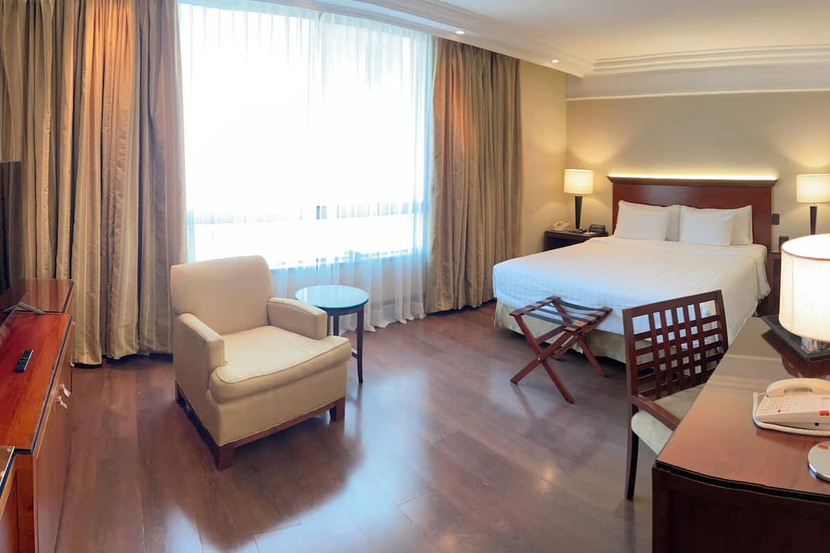 Executive Room, 1 King Bed, Hot Tub, Corner | Egyptian cotton sheets, premium bedding, down comforters, pillowtop beds