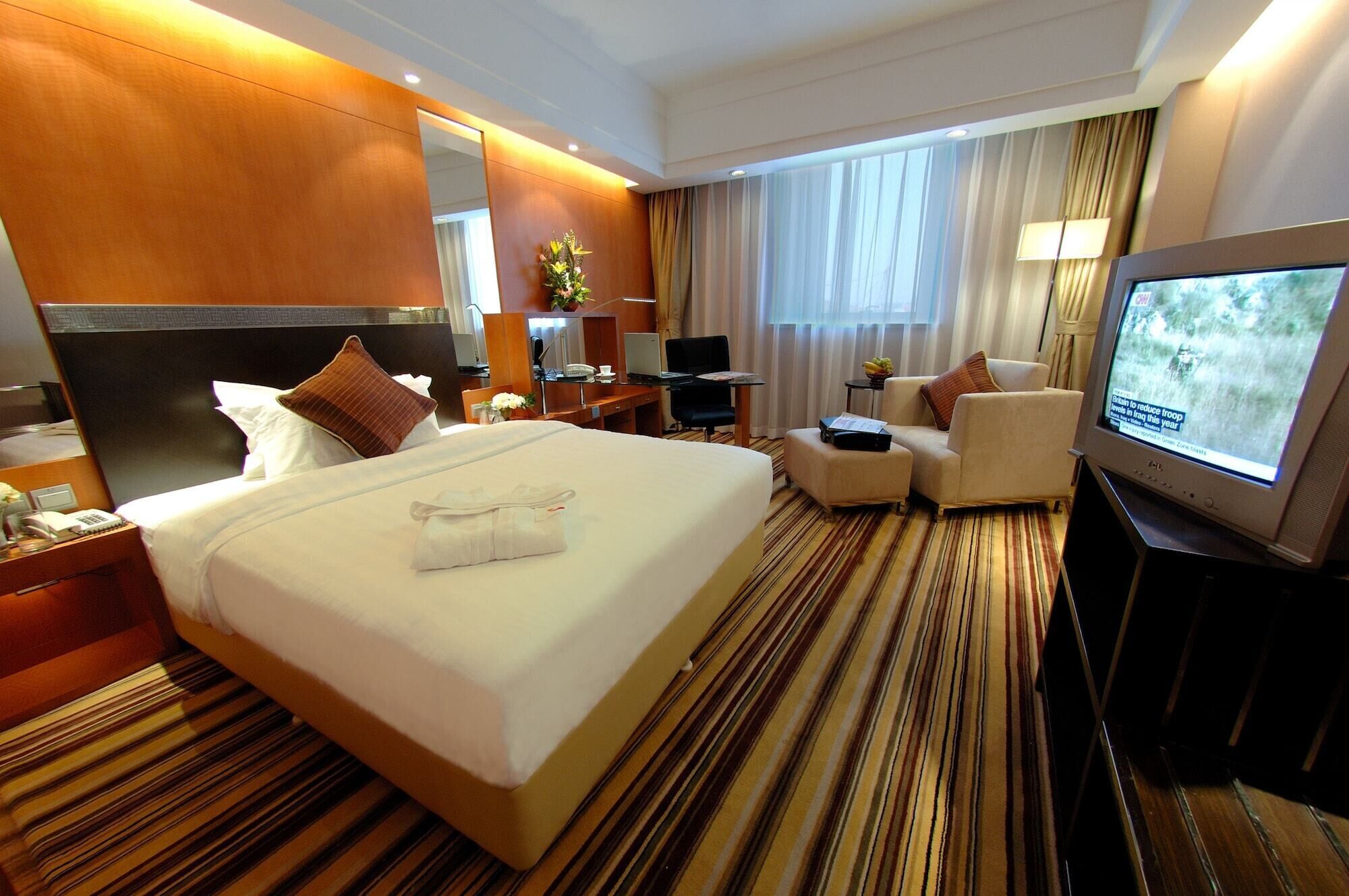 Minibar, caja de seguridad en la habitación y cortinas blackout 