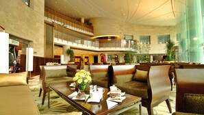 Lobby sitting area - Jianguo Garden Hotel (Beijing)
