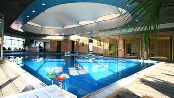 Una piscina techada, una piscina al aire libre