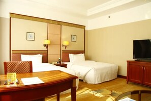 Minibar, brankas, tirai kedap cahaya, dan setrika/meja setrika