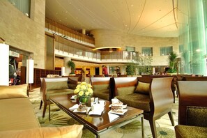4 restaurants; breakfast, lunch, and dinner served