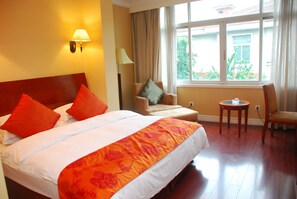 Business | Donzen dekbedden, een minibar, een kluis op de kamer, een bureau