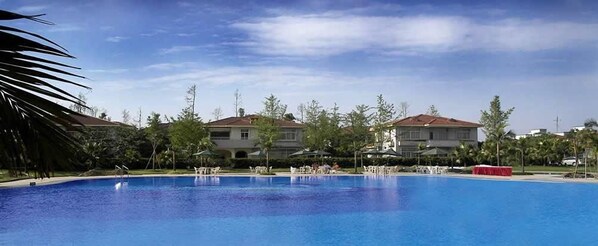 Een binnenzwembad, een buitenzwembad