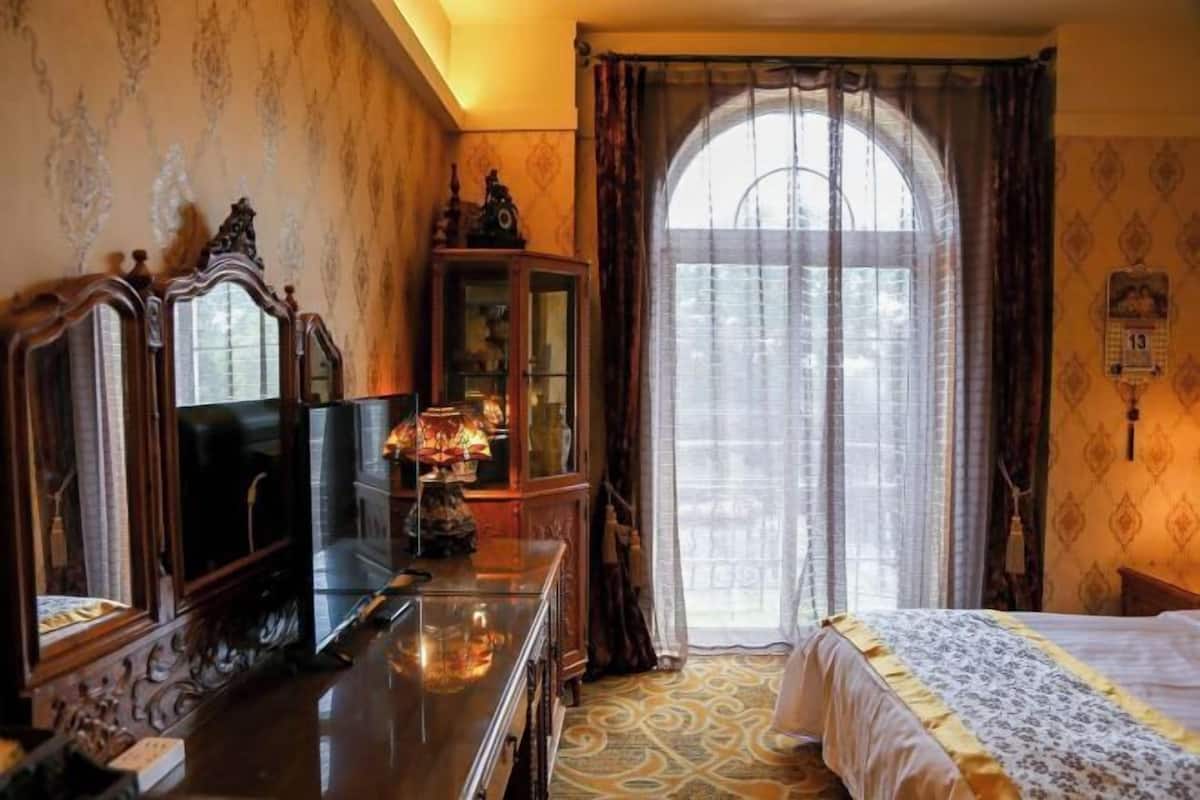 Minibar, coffres-forts dans les chambres, bureau, rideaux occultants