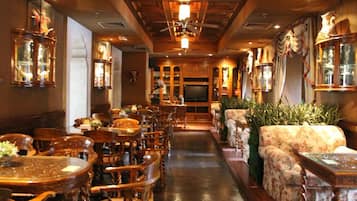 Daily buffet breakfast (CNY 58 per person)