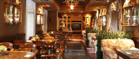 Daily buffet breakfast (CNY 58 per person)