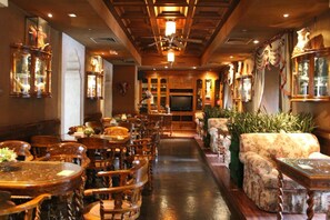 Daily buffet breakfast (CNY 58 per person)