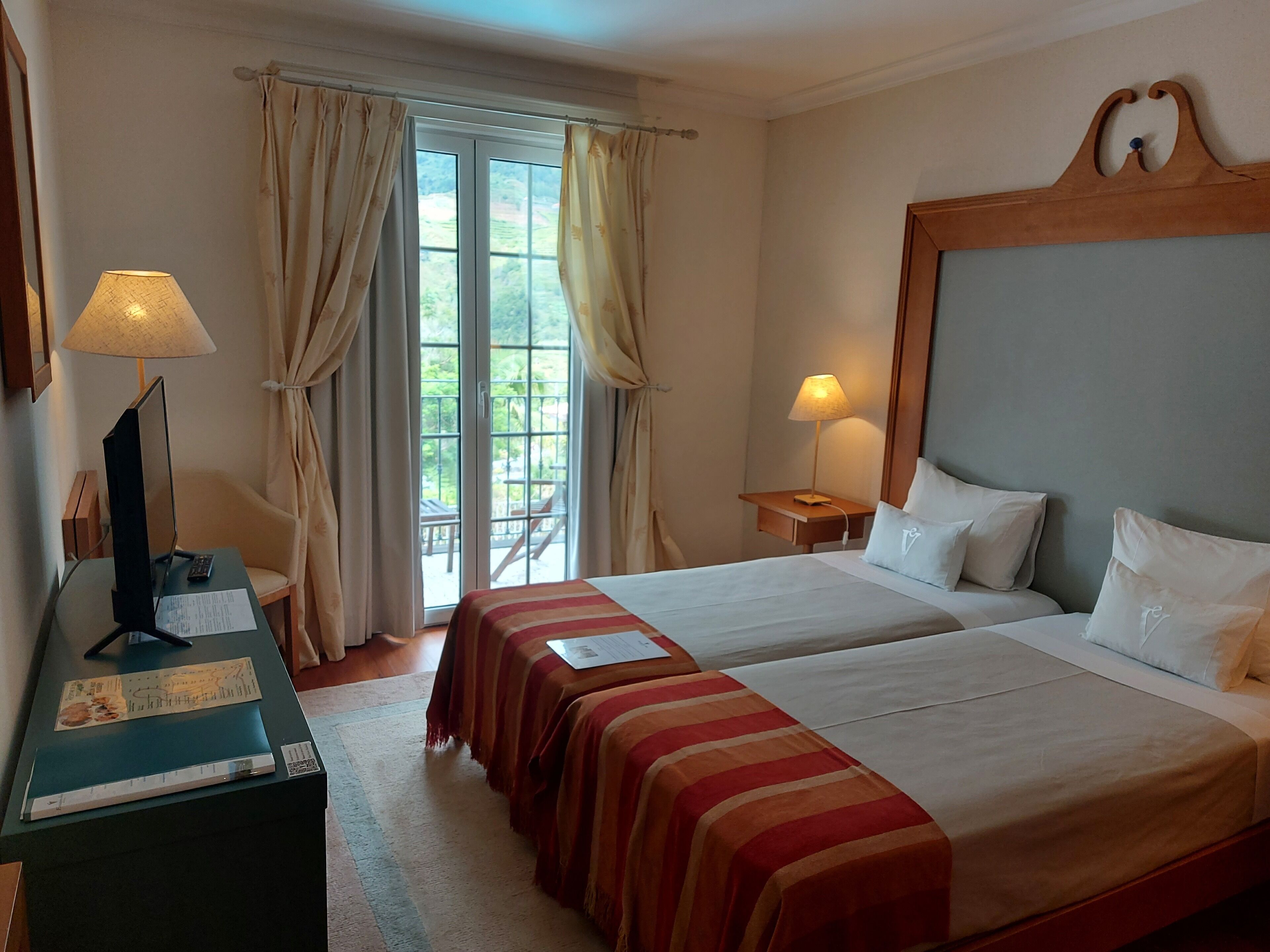 Coffres-forts dans les chambres, bureau, rideaux occultants