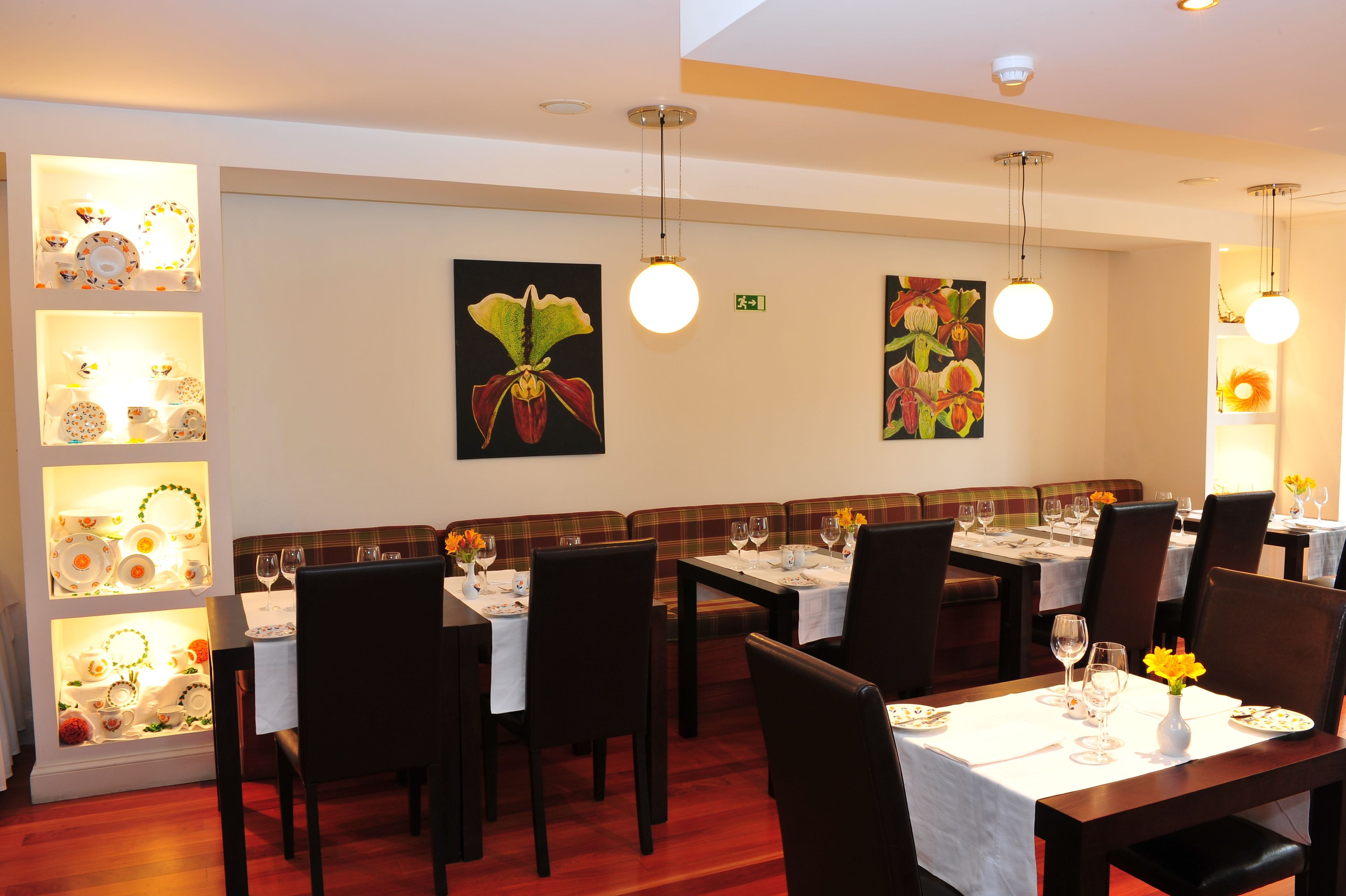 Frokost og middag serveres, utsikt mot hagen 