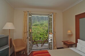 客房内保险箱、办公桌、遮光窗帘、隔音