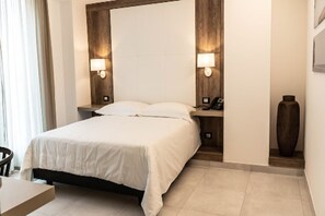 Minibar, in-room safe, desk, cots/infant beds - Hotel Ponte (Palermo)