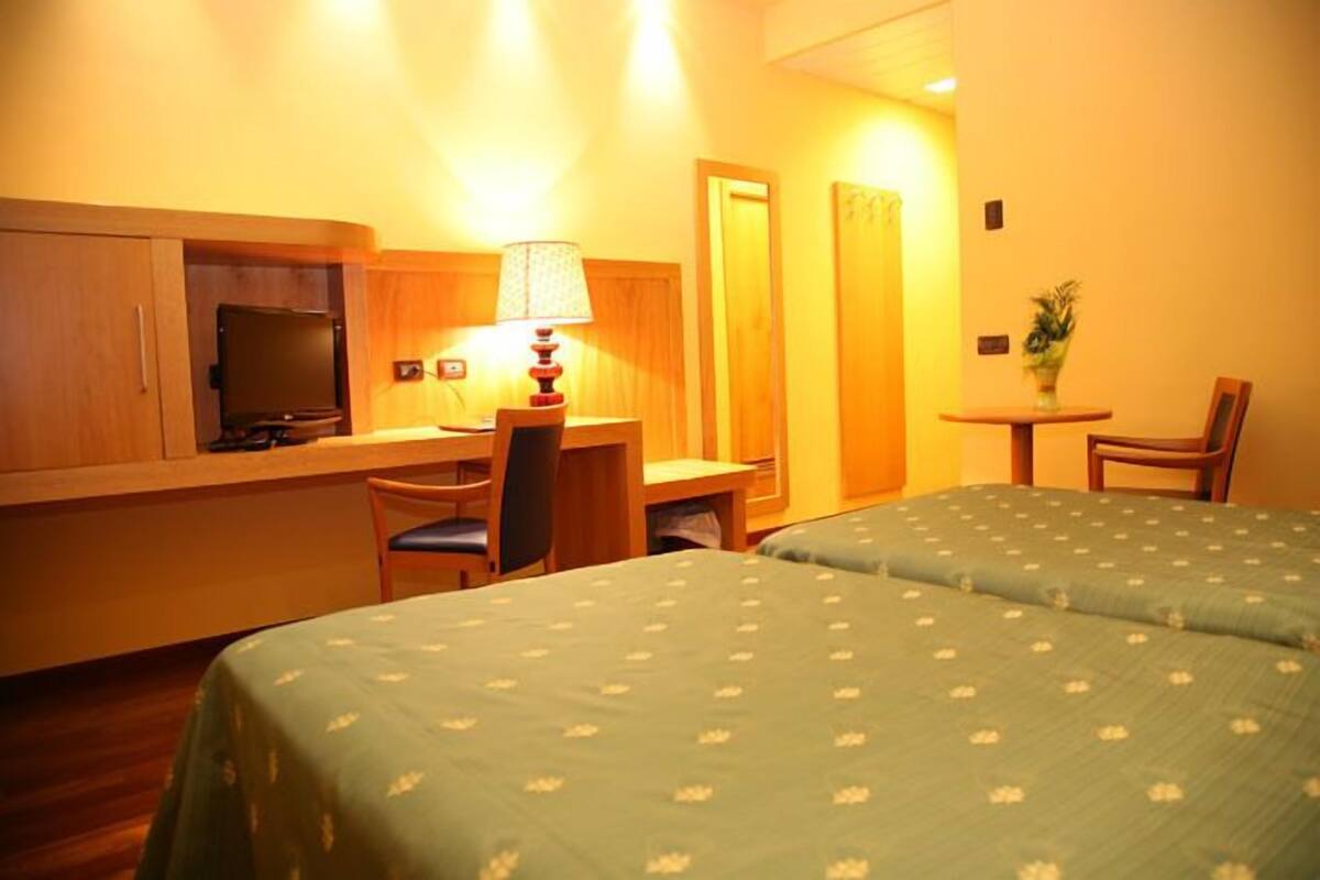 Chambre standard avec 2 lits jumeaux | Minibar, coffre-fort, bureau, lit de bébé
