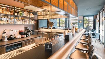 3 bars/lounges, lobby lounge, cocktail bar
