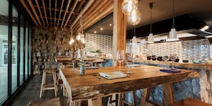 3 restaurants, breakfast, lunch, dinner served; international cuisine