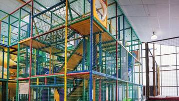 Zona de juegos infantil cubierta