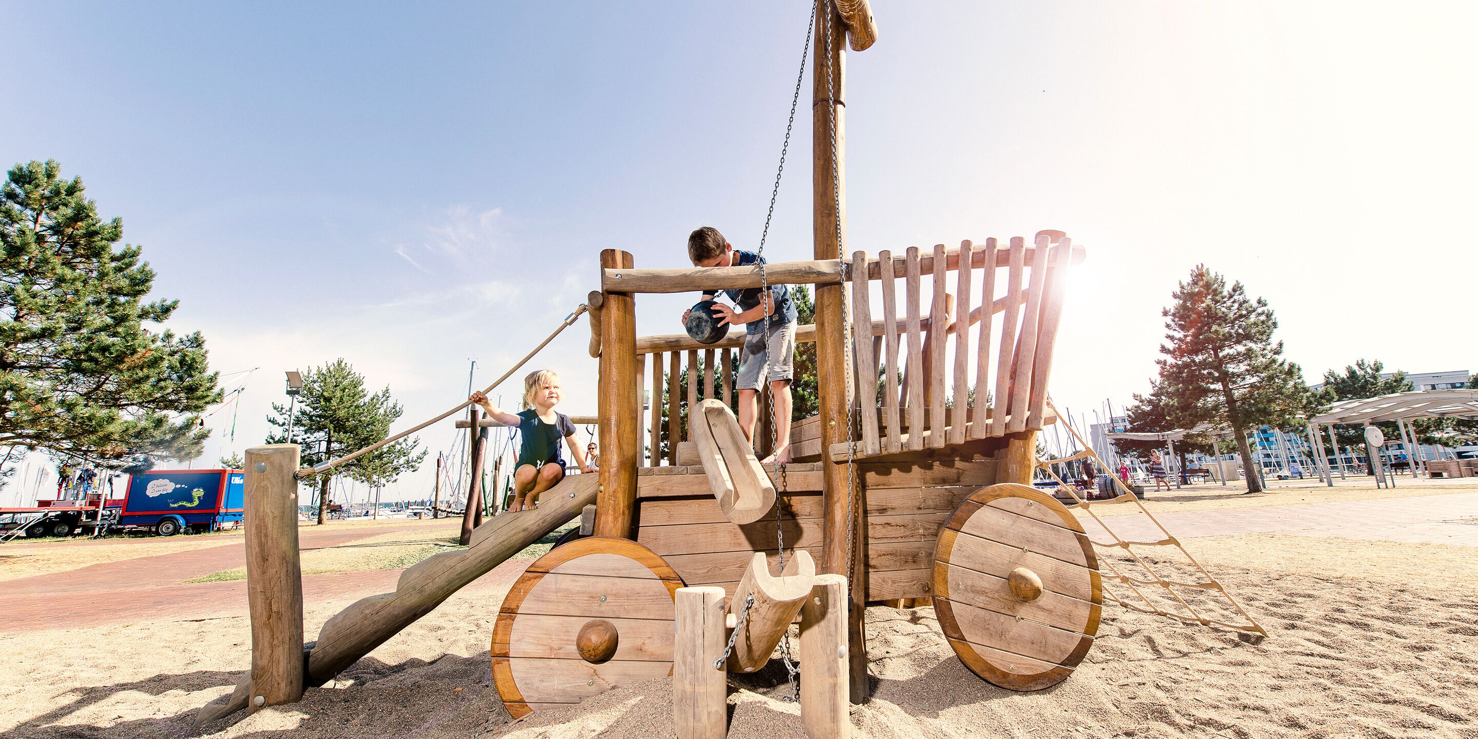 Lasten leikkialue ulkona