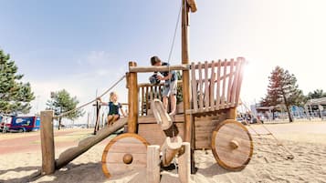 Tempat bermain anak - outdoor