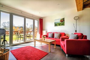 Maison Premium, 2 chambres, cheminée | Coin séjour | Baby-foot, table de tennis de table