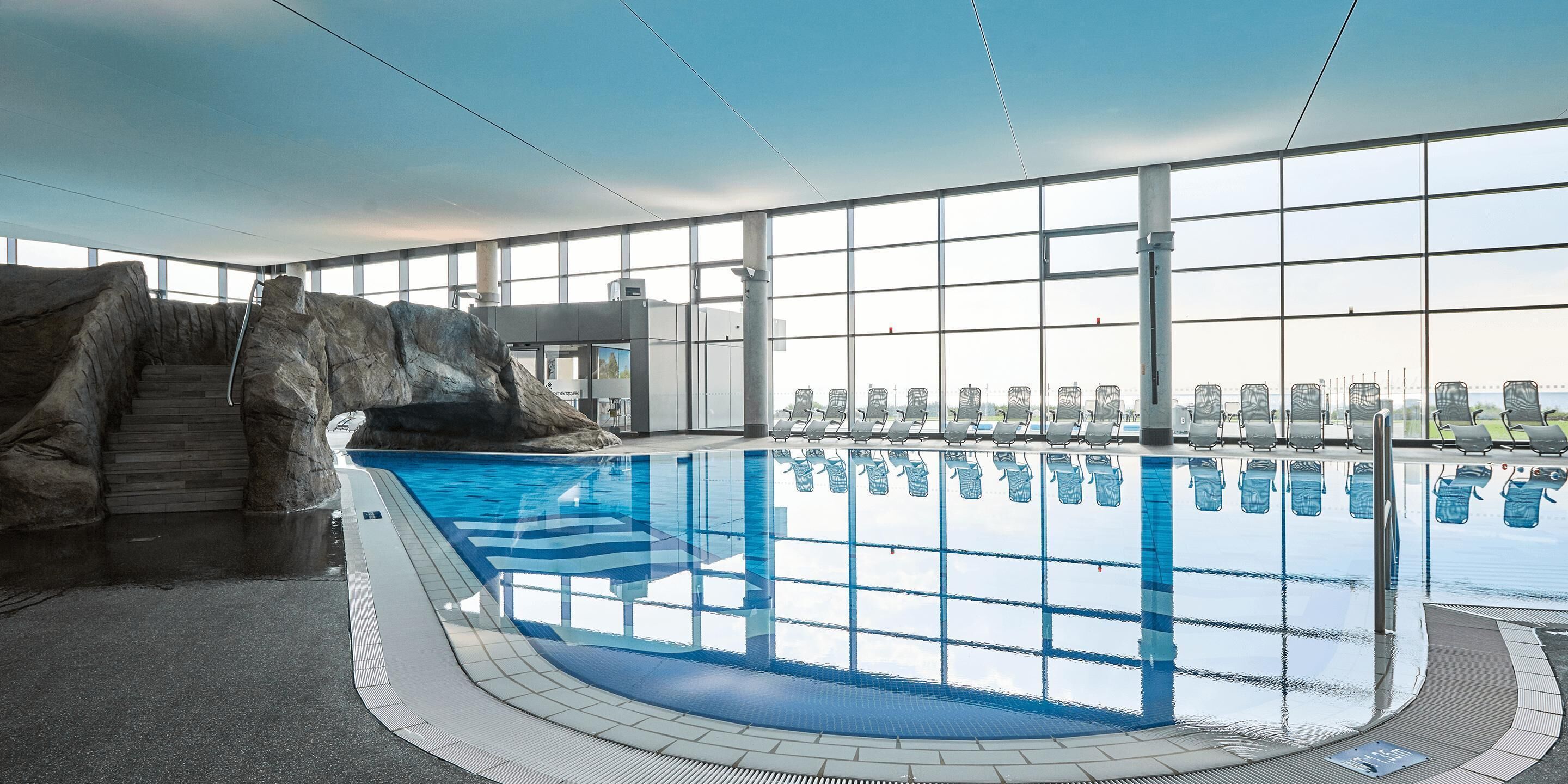 2 piscines couvertes, piscine extérieure, chaises longues