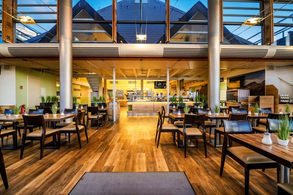 3 restaurantes; se sirven desayunos, almuerzos y cocina internacional 