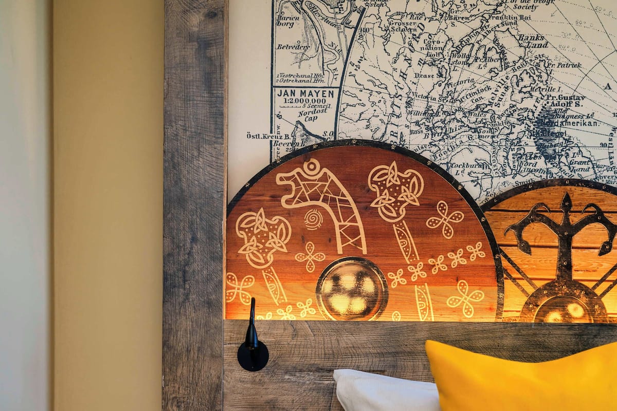 Hypo-allergenic bedding, free WiFi, bed sheets