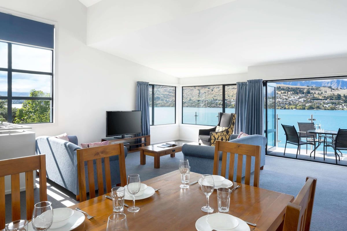 Suite, 4 Bedrooms, Lake View | Kalis bunyi, seterika/papan seterika, Wi-fi percuma, cadar katil