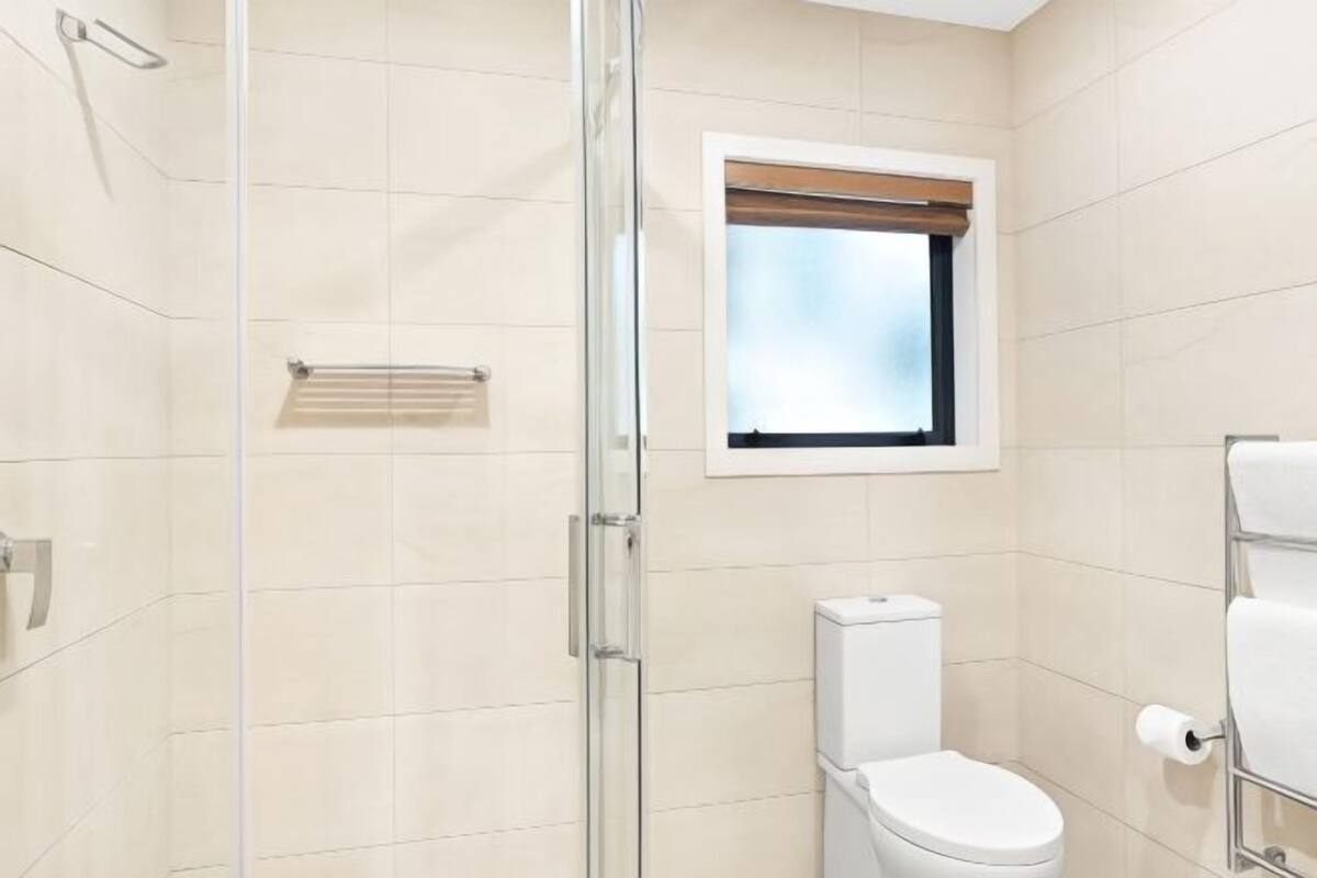 Kamar mandi | Shower, pengering rambut, dan handuk