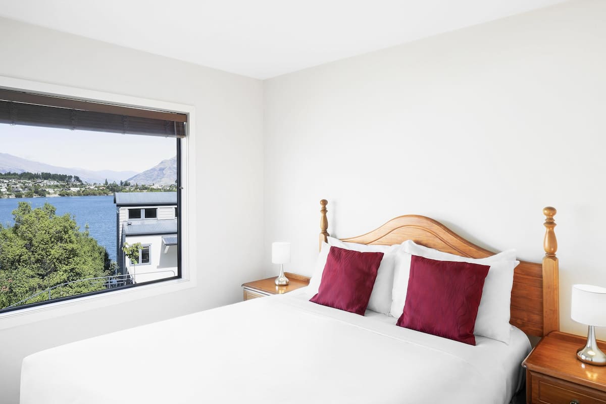 Suite, 1 kamar tidur, pemandangan danau | Kedap suara, setrika/meja setrika, Wi-Fi gratis, dan seprai linen