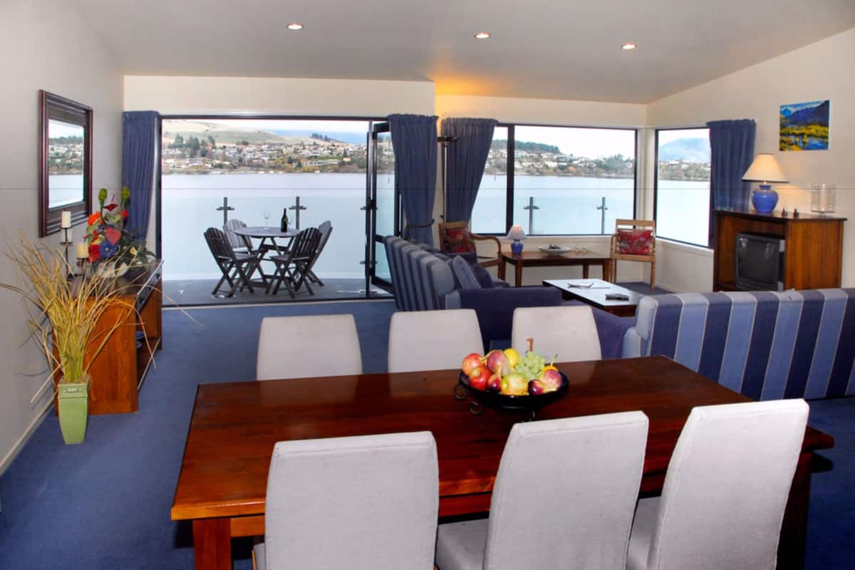 3 Bedroom Lakeview Apartment