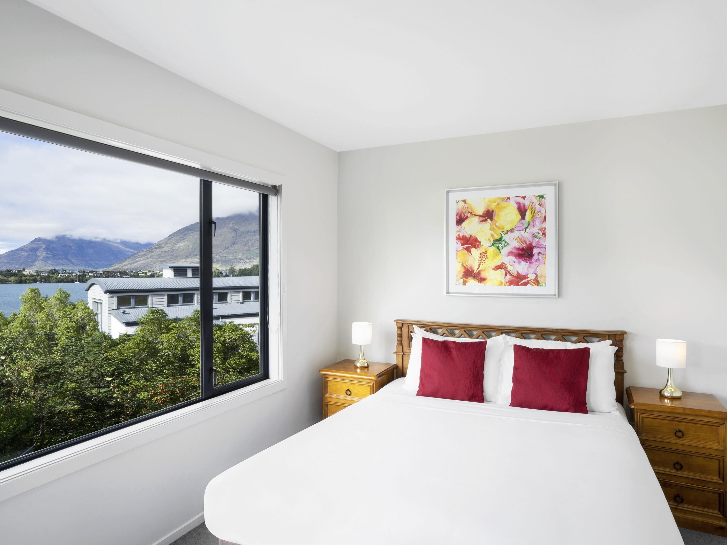 تجهيزات عازلة للصوت ومكواة/لوح كي وواي فاي مجانًا وملاءات أسرّة