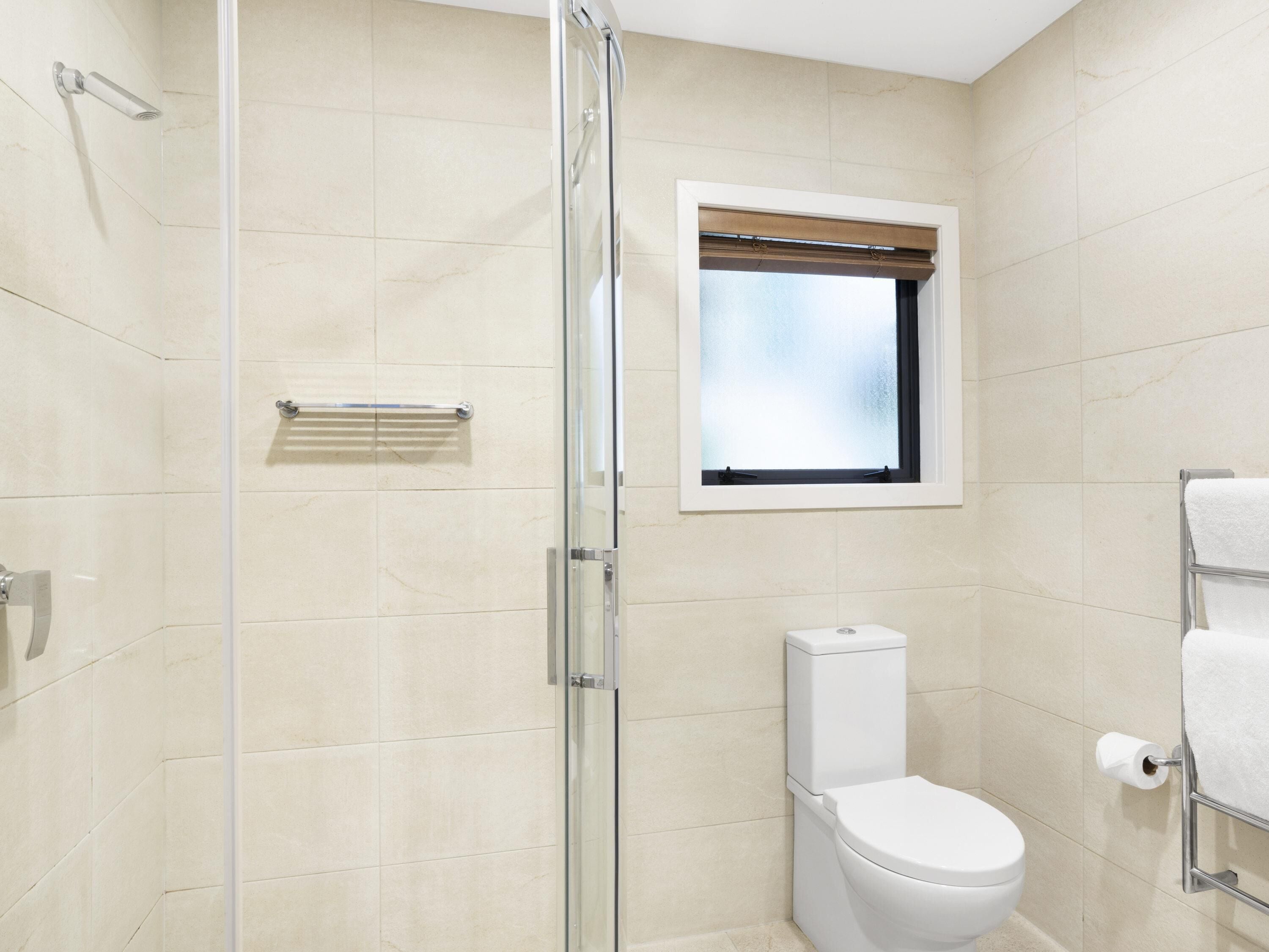 Geluiddichte muren, een strijkplank/strijkijzer, gratis wifi, beddengoed