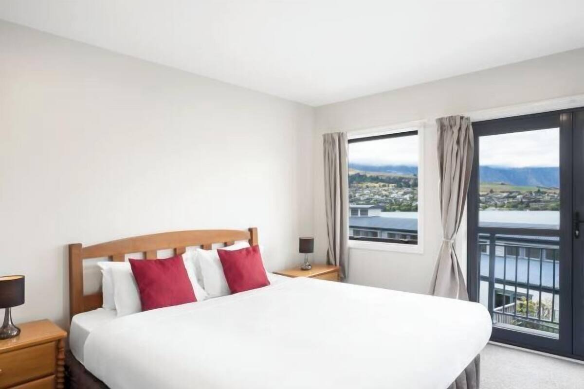 2 kamar tidur, kedap suara, setrika/meja setrika, dan Wi-Fi gratis