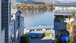 Ein modernes Gebäude mit einer Rezeption und Blick auf einen See und Berge.