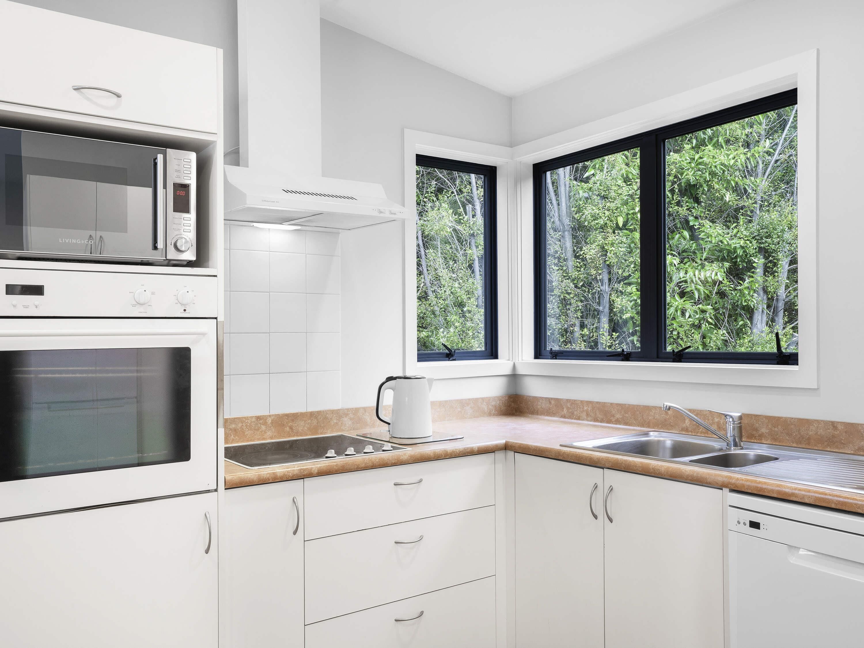 Suite, 3 slaapkamers, uitzicht op meer | Geluiddichte muren, een strijkplank/strijkijzer, gratis wifi, beddengoed