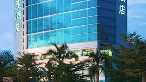 Un hôtel moderne, avec une façade en verre et une enseigne indiquant qu’il s’agit de l’hôtel Oriental Square.