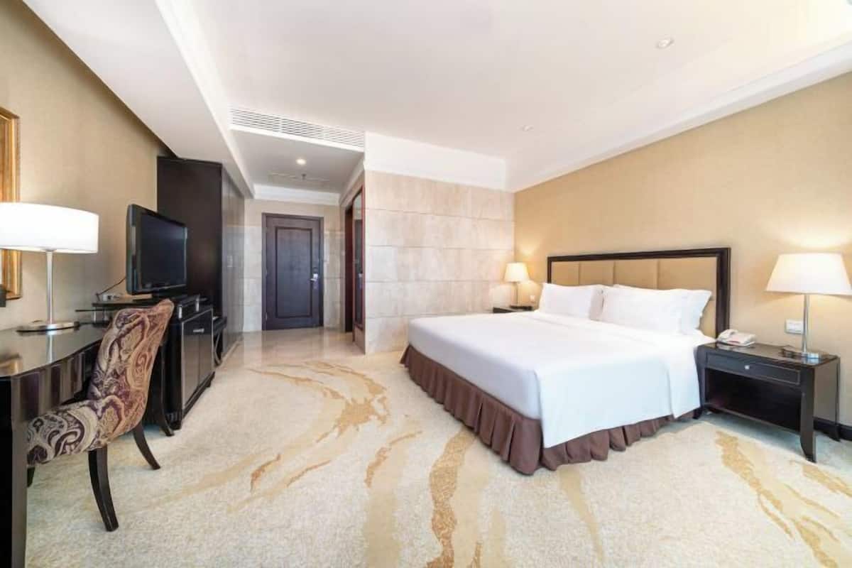 1 bedroom, in-room safe, blackout curtains, soundproofing