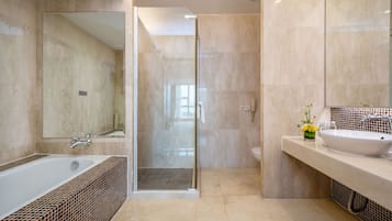 Habitación | Baño | Tina y regadera independientes y amenidades de baño gratuitas