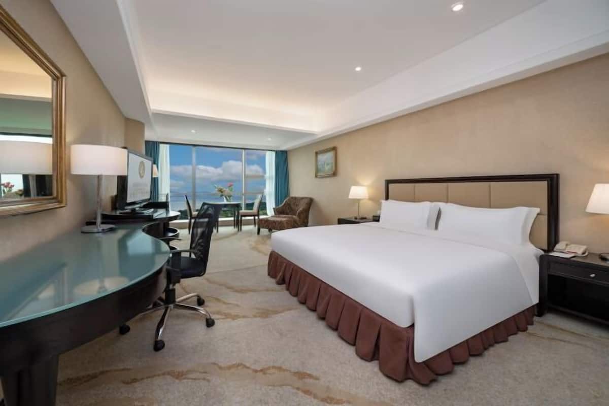1 bedroom, in-room safe, blackout curtains, soundproofing