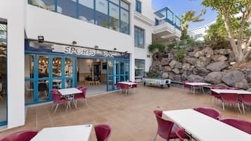 3 bars/lounges, 2 poolside bars