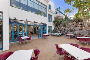 3 bars, 2 bars en bord de piscine