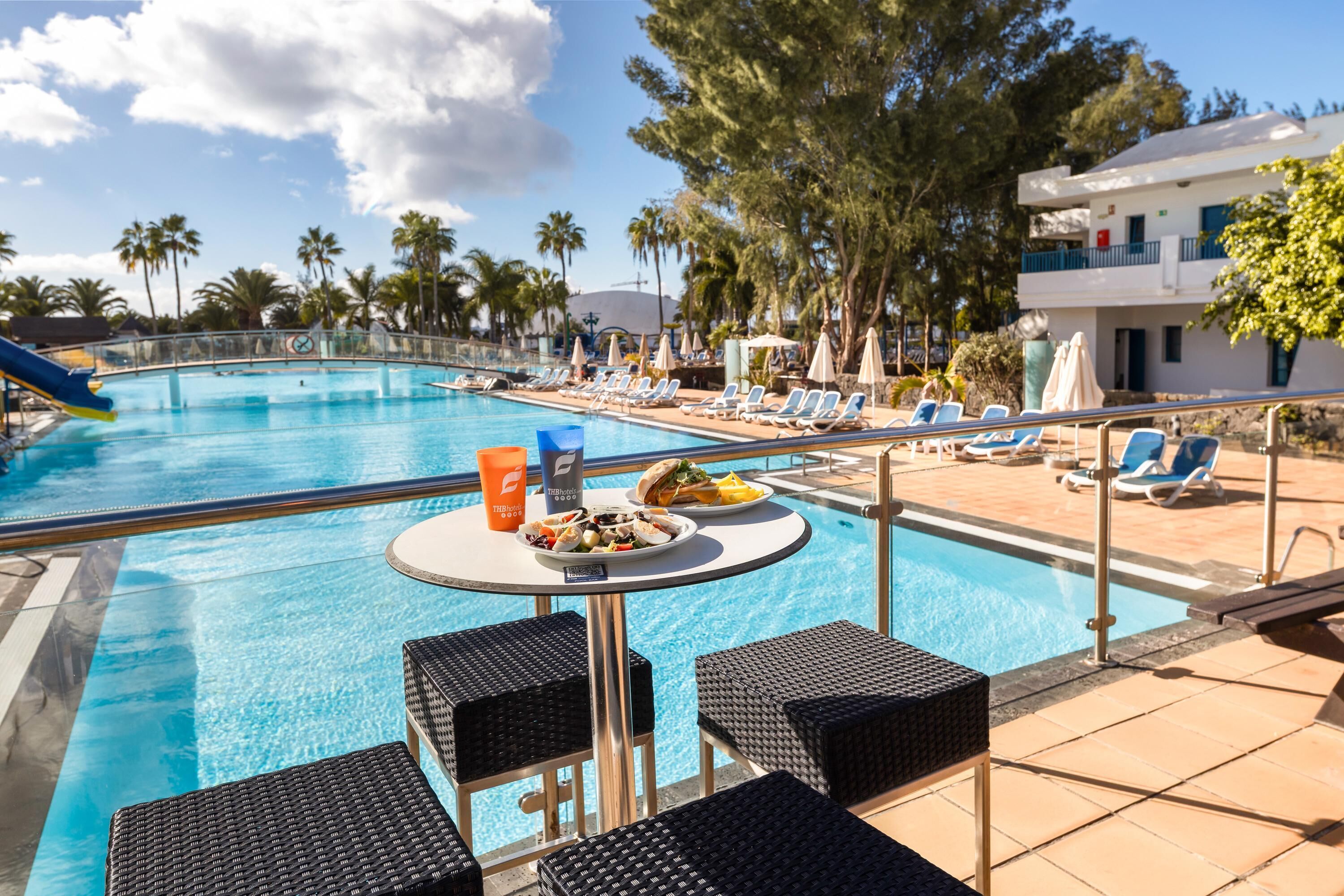 15 piscines extérieures, parasols de plage, chaises longues