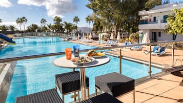 15 piscines extérieures, parasols de plage, chaises longues