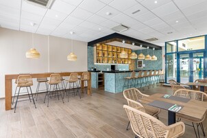 3 restaurants, breakfast served