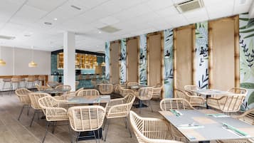 3 restaurants, serveren ontbijt