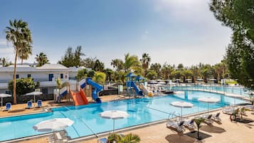 15 piscines extérieures, parasols de plage, chaises longues